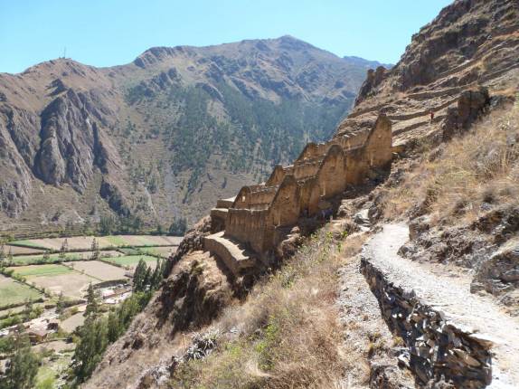 Trilha para os antigos armazéns incas na montanha em frente à Ollantaytambo, no Valle Sagrado, perto de Cusco, no Peru